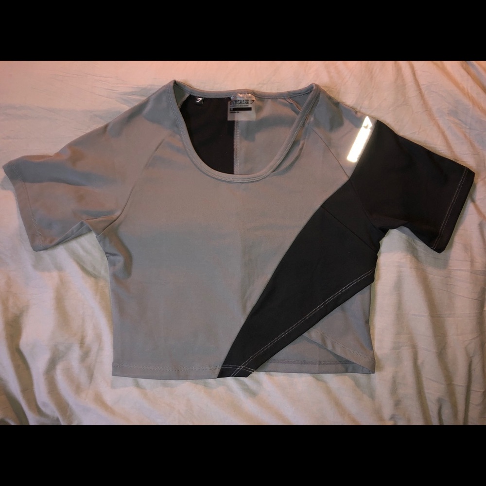 Gymshark black and gray dynamic crop top - SIZE M